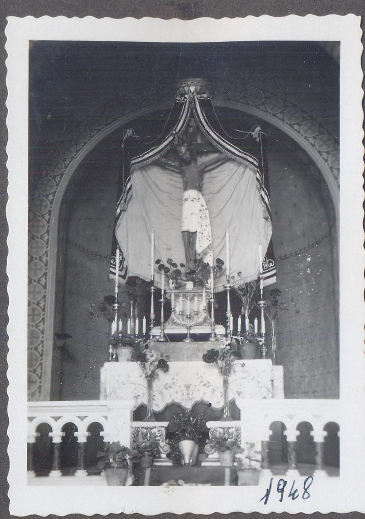 Il Crocifisso "rifugiato" nella chiesa degli Orfani dopo la distruzione della chiesa parrocchiale (1948)