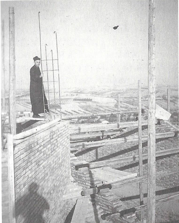 Don Michele Bertozzi visita il cantiere della nuova chiesa