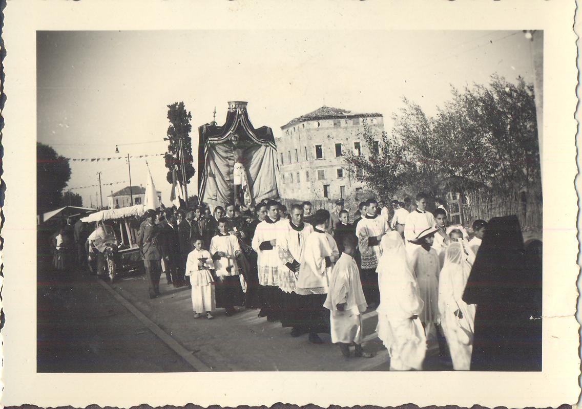 Processione con il SS. Crocifisso