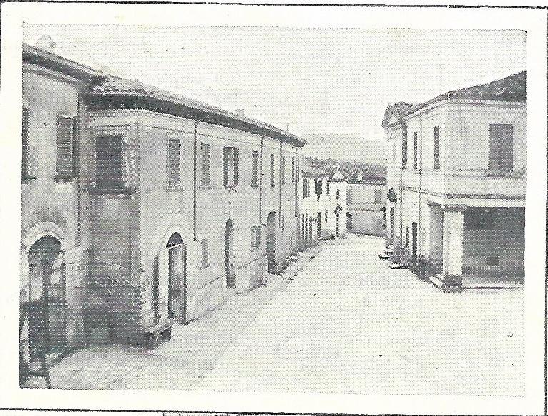 Veduta dalla piazza del Comune (oggi piazza Mazzini, nell'attuale via Malatesta): lungo il corso si intravedono la facciata della cappella delle Maestre Pie e, sullo sfondo, la chiesa di San Sebastiano